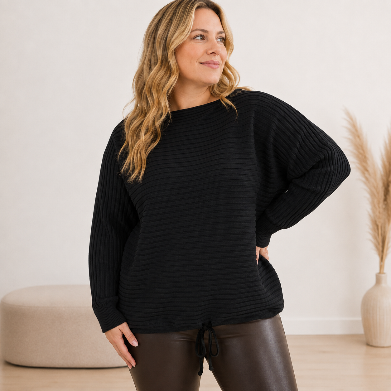 Rebrasta pletenina plus size črna PLETENINA BL050 ČRNA