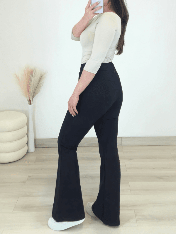 ŽENSKE HLAČE EVERI NA ZVON