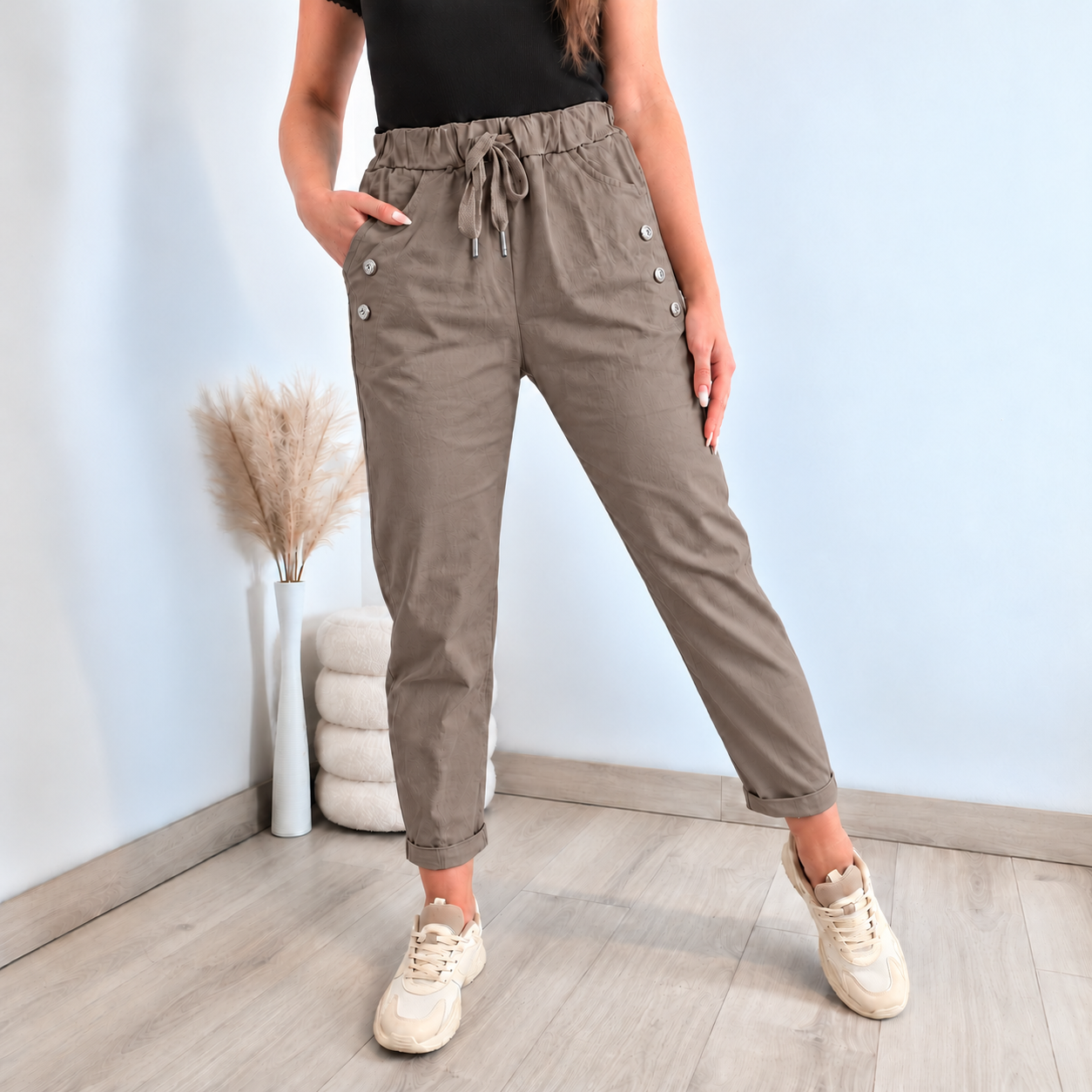 Modne taupe hlače z gumbi HLAČE 22229 RJAVA